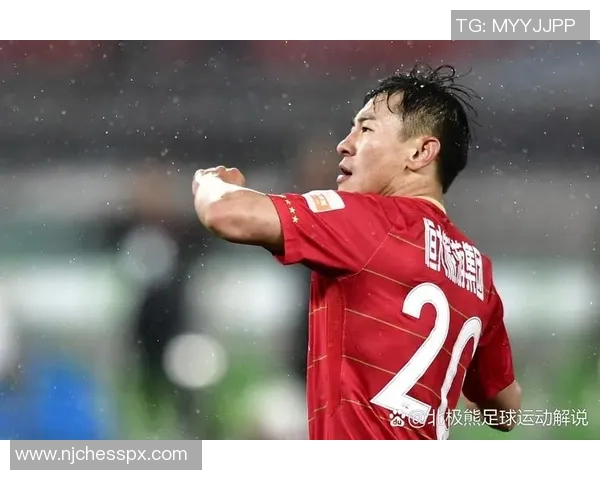 逆境中的荣耀:一位足球明星的奋斗与重生之路 逆境中的荣耀:一位足球明星的奋斗与重生之路